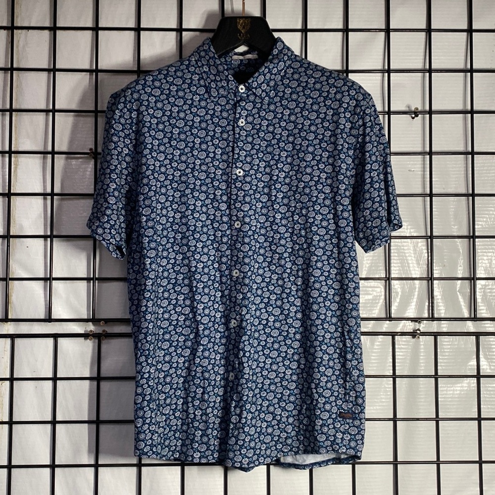 Good Man Brand On-Point Shirt in Lynn’s Blue Daisy Pop Print Size M 100% Cotton
